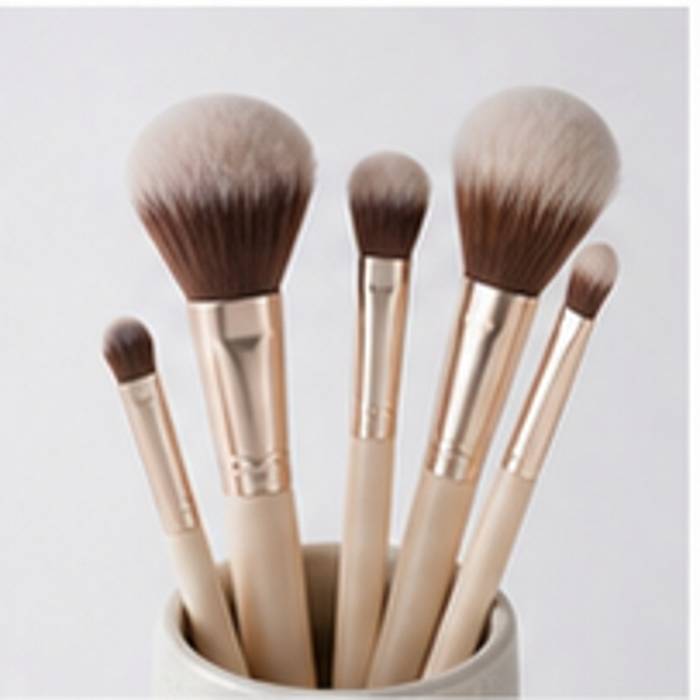 Lightweight Makeup for Humid Days and Evening Plans